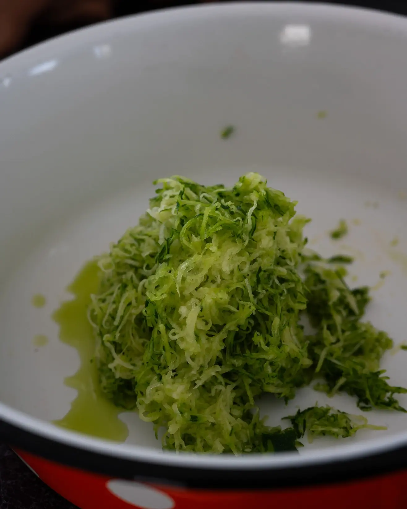 Avinžirnių kotletai su cukinija ir saulėje džiovintais pomidorais