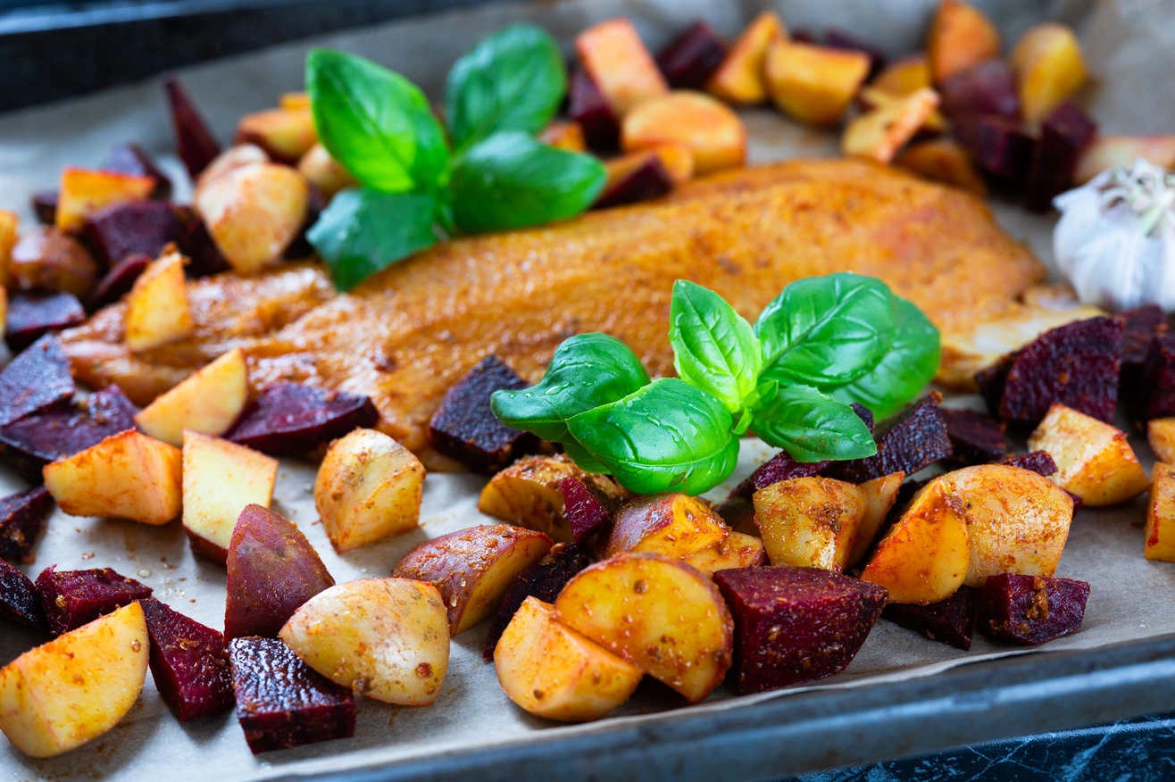 Keptas upėtakis su bulvėmis ir burokėliais – Velykų pietų idėja