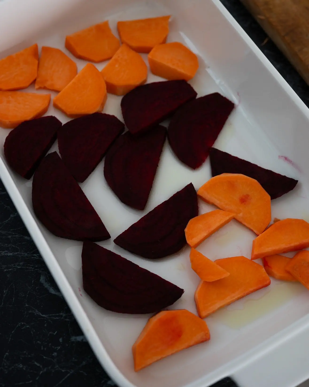 Salotos su krevetėmis, apelsinais ir keptomis daržovėmis