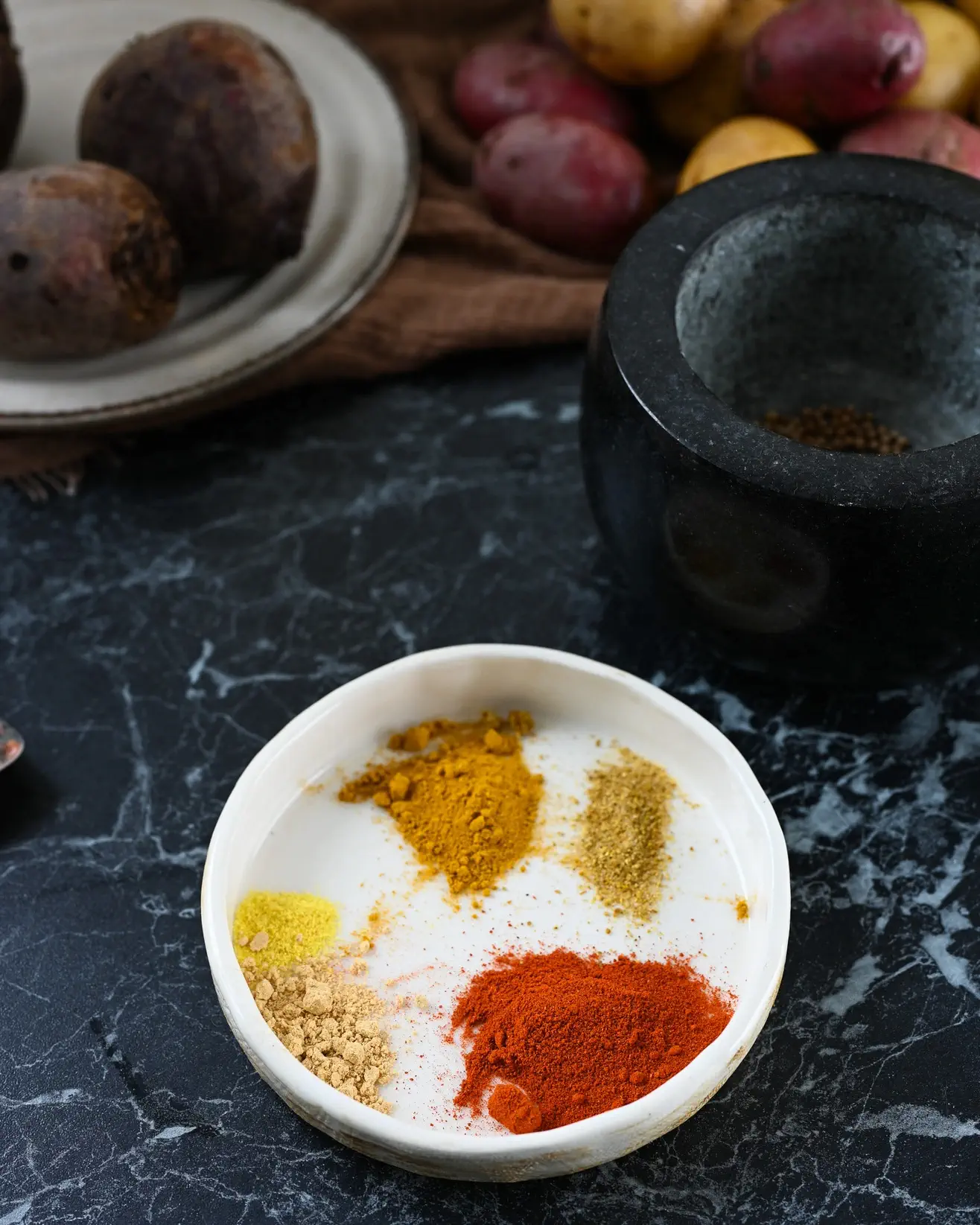 Keptas upėtakis su bulvėmis ir burokėliais – Velykų pietų idėja