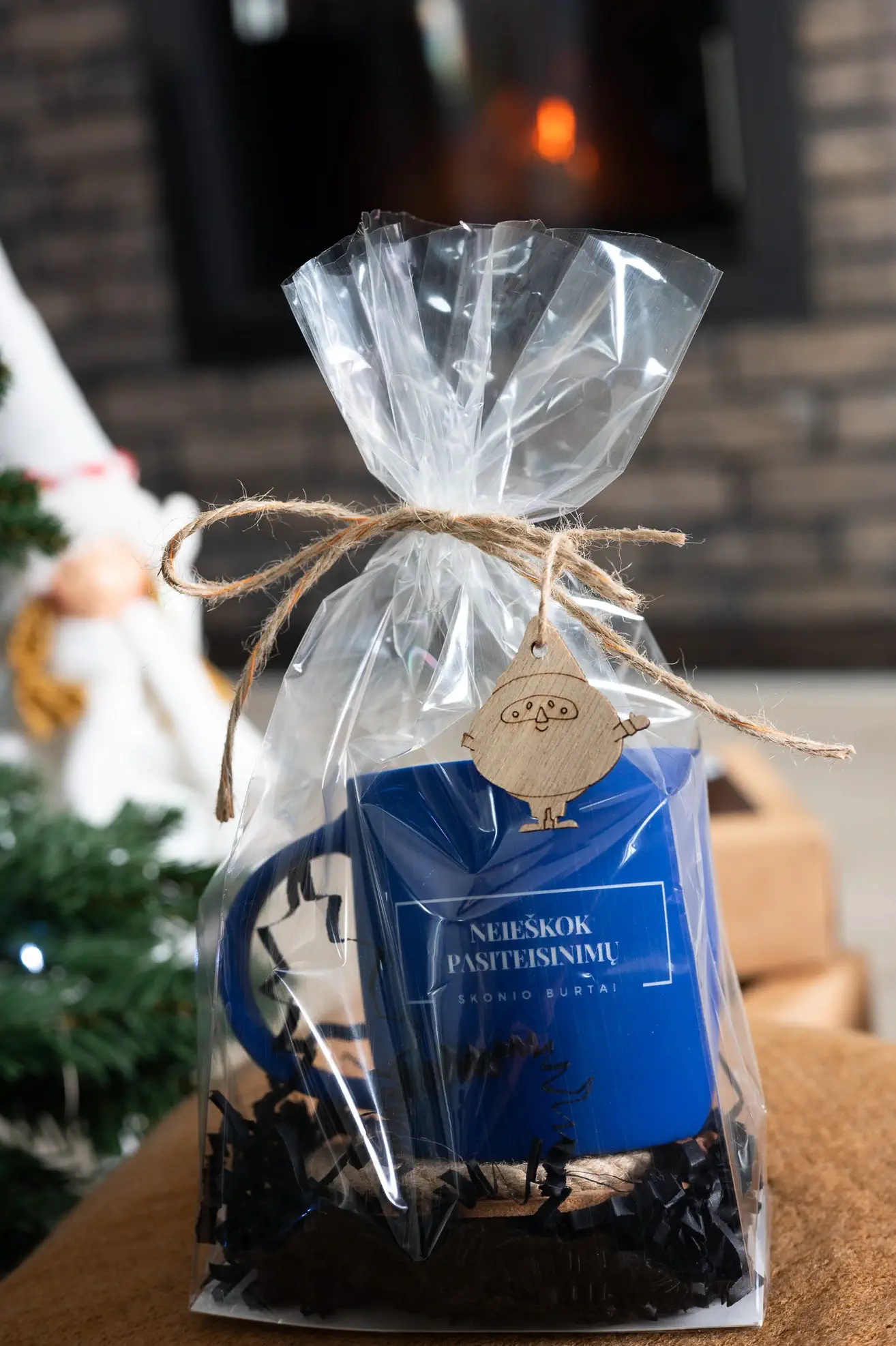 Arbatos puodelis „Neieškok pasiteisinimų“ su džiuto padėkliuku