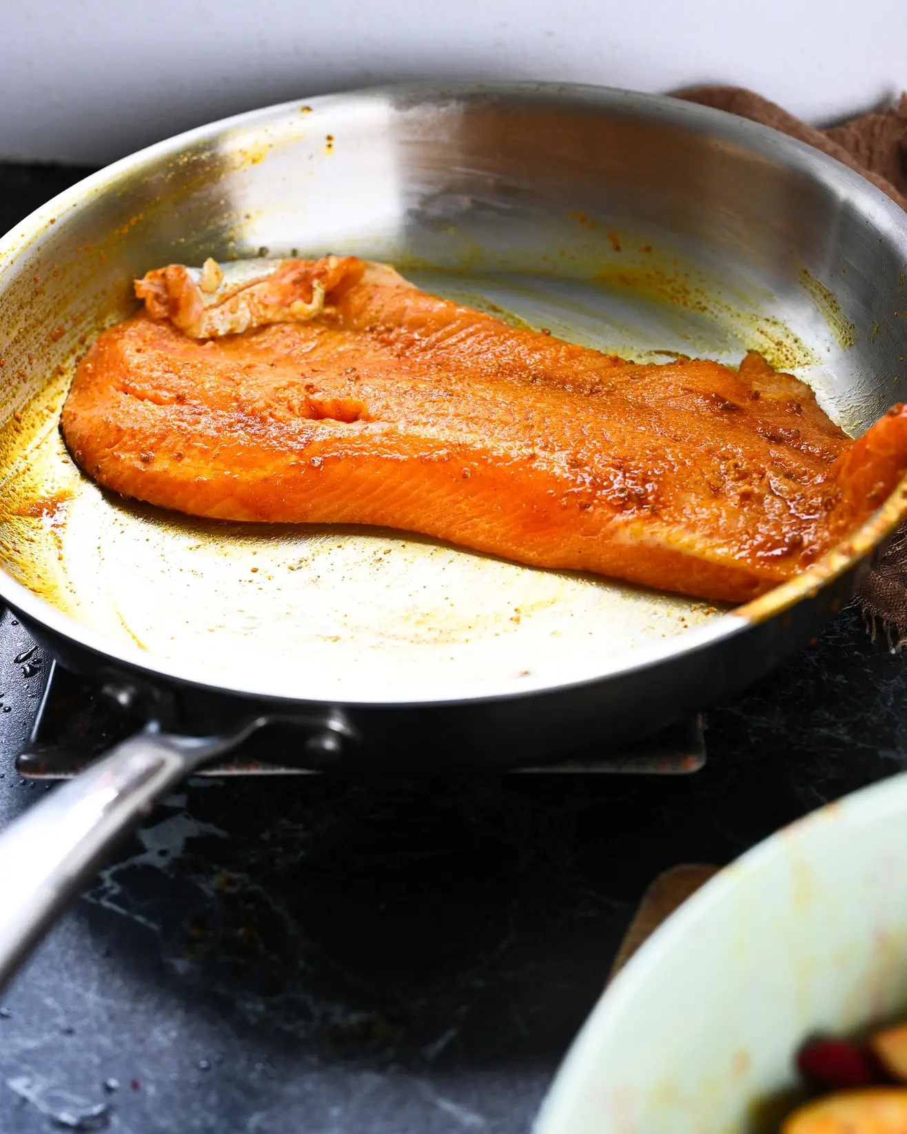 Keptas upėtakis su bulvėmis ir burokėliais – Velykų pietų idėja