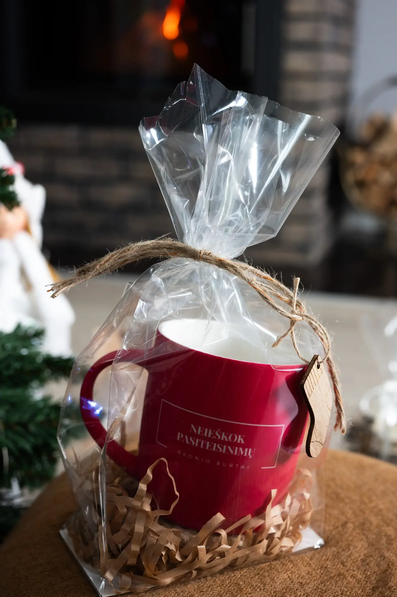 Arbatos puodelis „Neieškok pasiteisinimų“ su džiuto padėkliuku