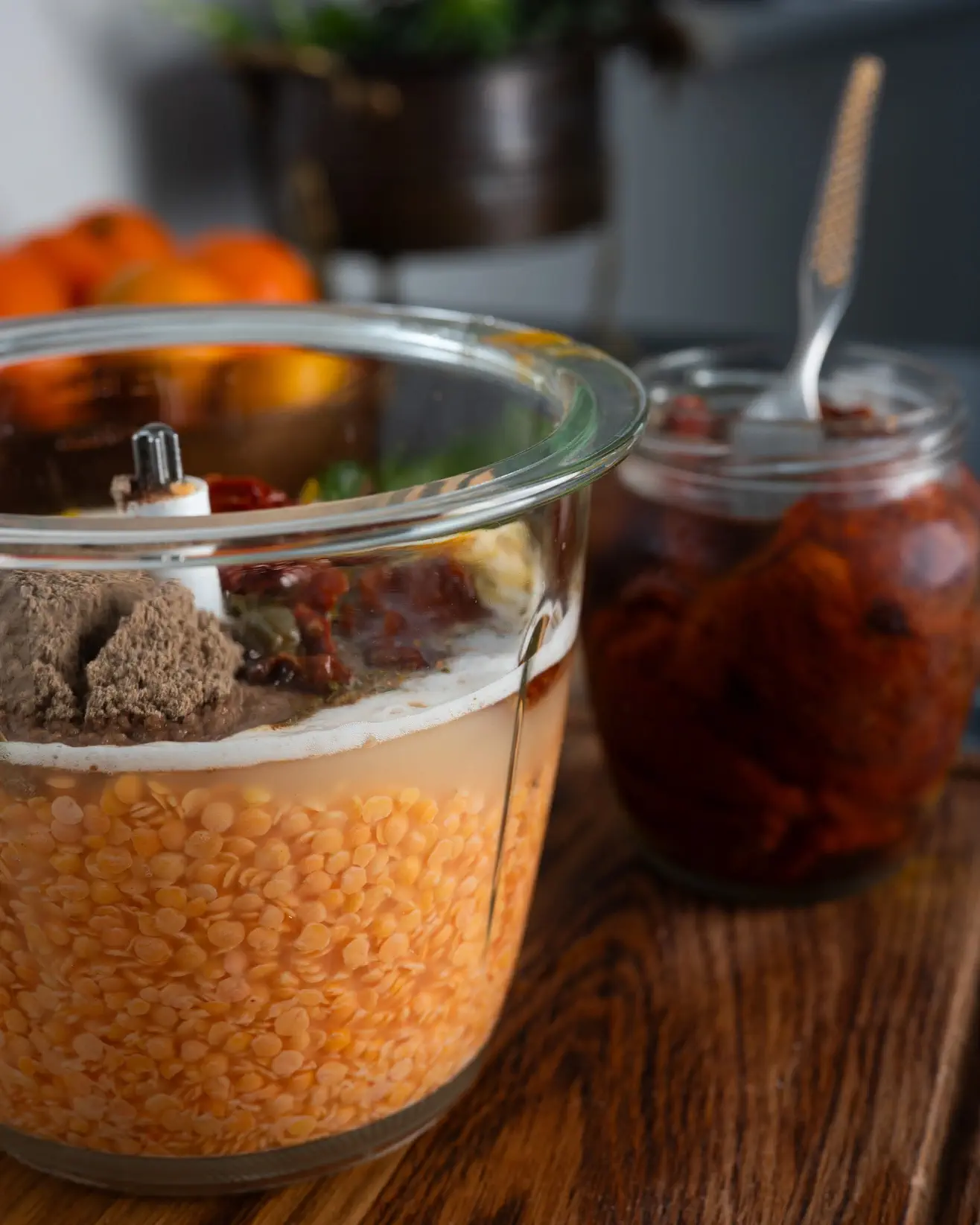 lęšių lietiniai (blynai) su saulėje džiovintais pomidorais.