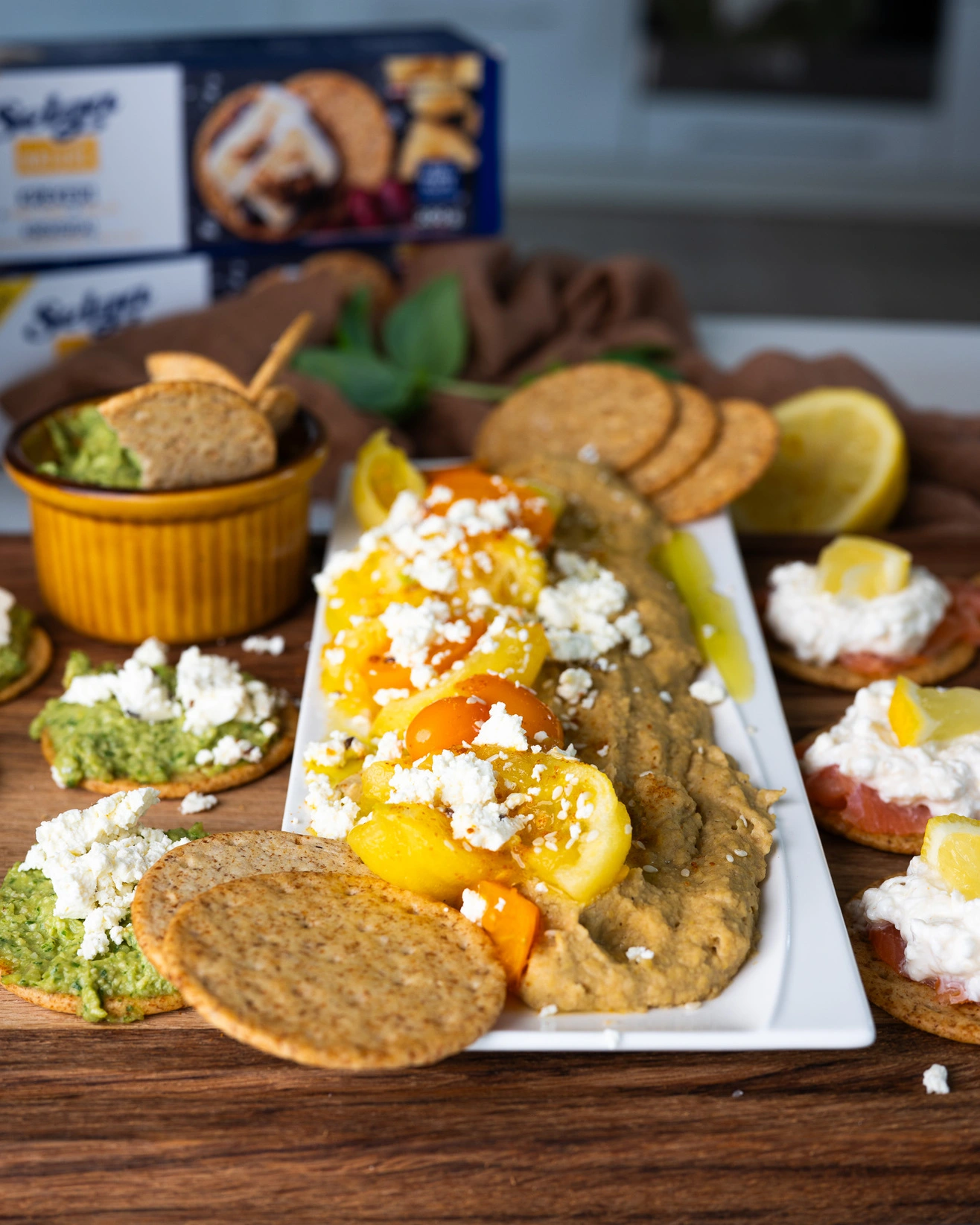 Humusas su keptais pomidorais